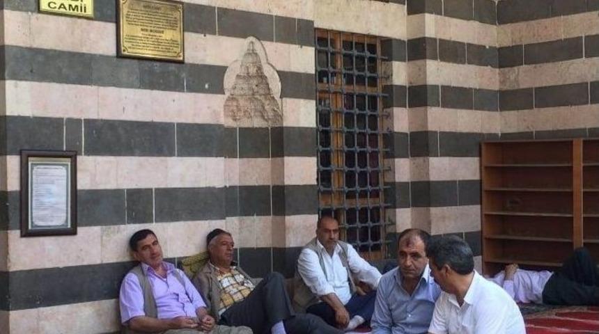 Sıcaktan Ka&ccedil;an Vatandaşlar Camilere Akın Etti