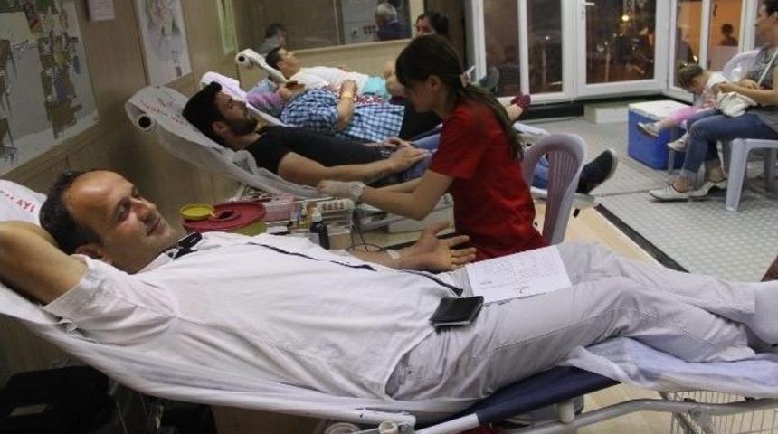 İftar Sonrası Kan Bağışladılar