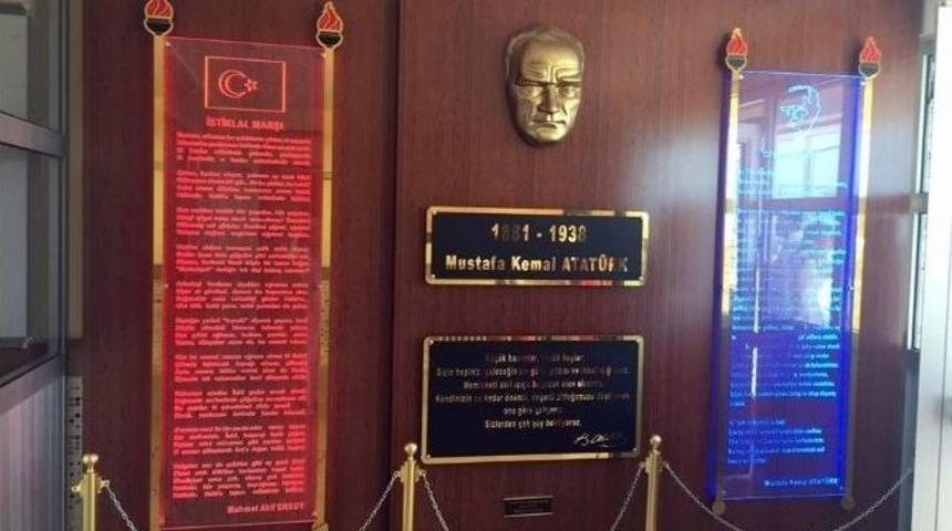Didim&rsquo;de Yardımsevenler Okula Atat&uuml;rk K&ouml;şesi Kazandırdı