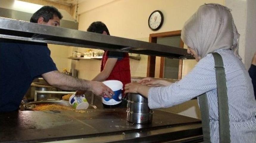 Ramazan Ayın Da 600 Kişiye Sıcak Yemek