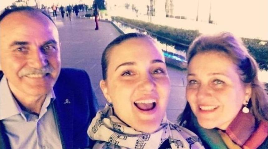 Sanat&ccedil;ı Ailenin Sanat&ccedil;ı Kızı Gururlandırıyor