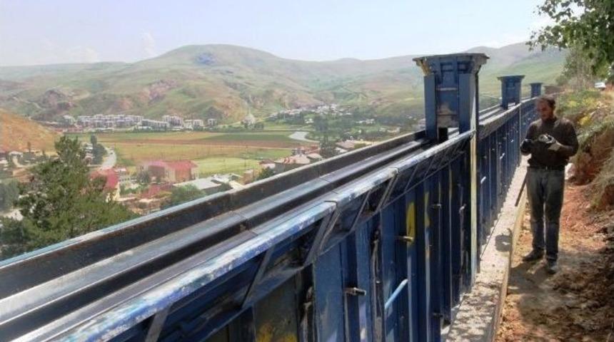 Mezarlıklarda Bakım &Ccedil;alışmaları Devam Ediyor