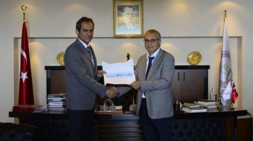 Rekt&ouml;r &Ouml;zer Mezuniyet T&ouml;renleri D&uuml;zenleme Komitesi&rsquo;ne Teşekk&uuml;r Etti