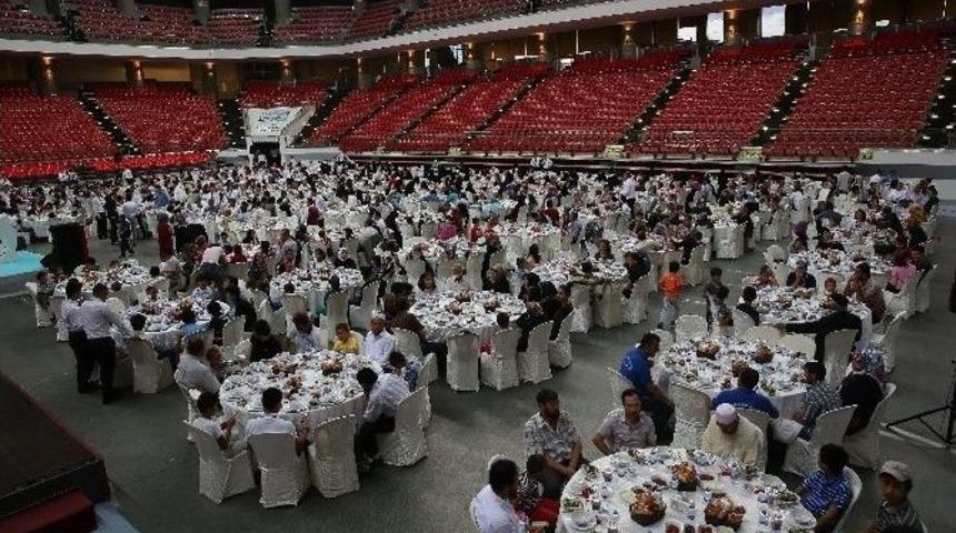 Büyükşehir Belediyesi Doğu Türkistanlı Vatandaşlar İçin İftar Programı Düzenledi