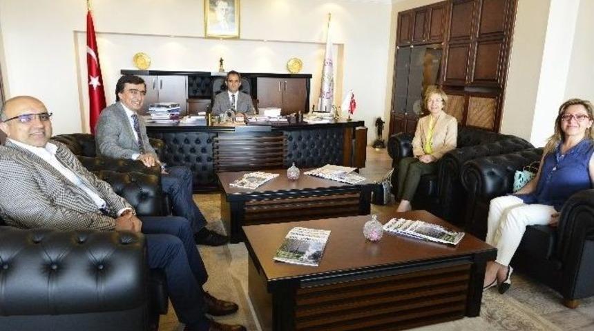 T&uuml;rk Anestezi Ve Reanimasyon Derneği Rekt&ouml;r &Ouml;zer&rsquo;i Ziyaret Etti