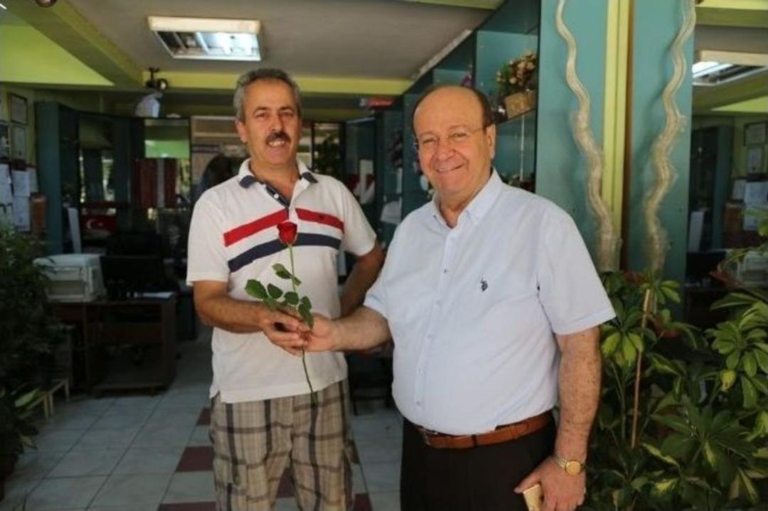 Esnaf Ziyaretinde Başkan &Ouml;zakcan&rsquo;a G&uuml;l Hediyesi