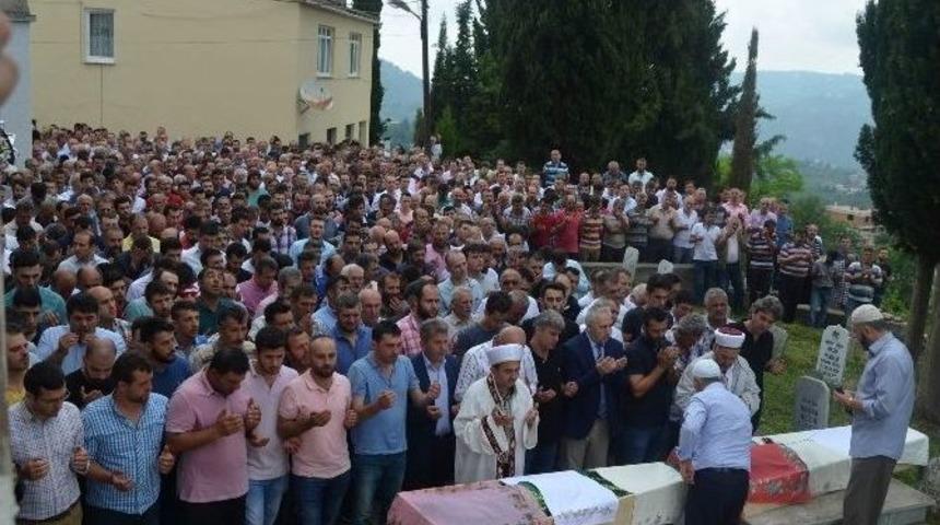 Trabzon&rsquo;da Trafik Kazasında Hayatını Kaybeden Kız Kardeşler Son Yolculuğuna Uğurlandı