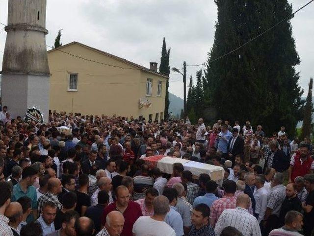 Trabzon’da Trafik Kazasında Hayatını Kaybeden Kız Kardeşler Son Yolculuğuna Uğurlandı