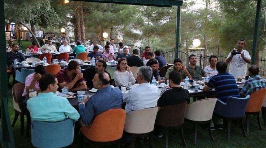 Eyy&uuml;biye Belediye Başkanı Mehmet Ekinci Gazetecilerle İftarda Buluştu