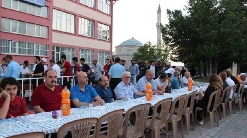 Başkan Şahiner Protokol &Uuml;yeleriyle İftarda Buluştu