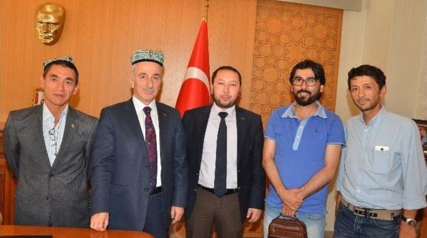 Doğu T&uuml;rkistanlılar Vali Kam&ccedil;ı&rsquo;yı Ziyaret Etti