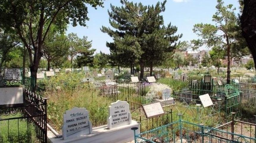 Yukarı Tekke Mezarlığı&rsquo;nda &Ccedil;alışmalar S&uuml;r&uuml;yor