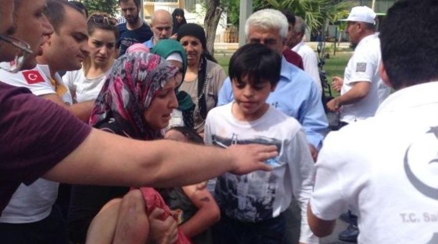 Trafik Işıklarında Dilenen &Ccedil;ocuğa Otomobil &Ccedil;arptı