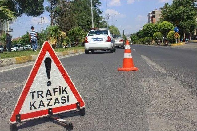 Trafik Işıklarında Dilenen &Ccedil;ocuğa Otomobil &Ccedil;arptı 1