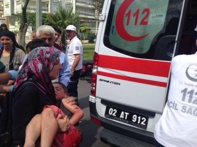 Trafik Işıklarında Dilenen &Ccedil;ocuğa Otomobil &Ccedil;arptı 2