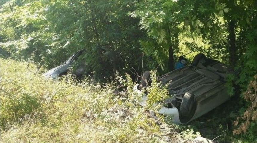 Dereye U&ccedil;an Otomobillerde Can Pazarı: 3 Yaralı