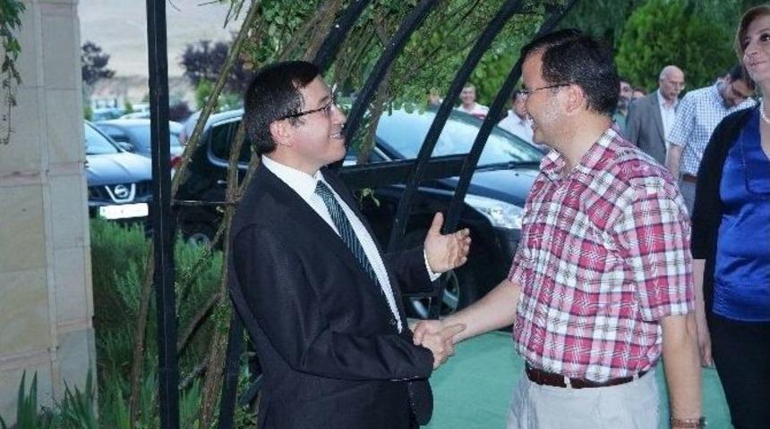 Rekt&ouml;r Adayı Prof. Dr. Ahmet Kızılay, İftar Yemeğinde Akademisyenlerle Bir Araya Geldi