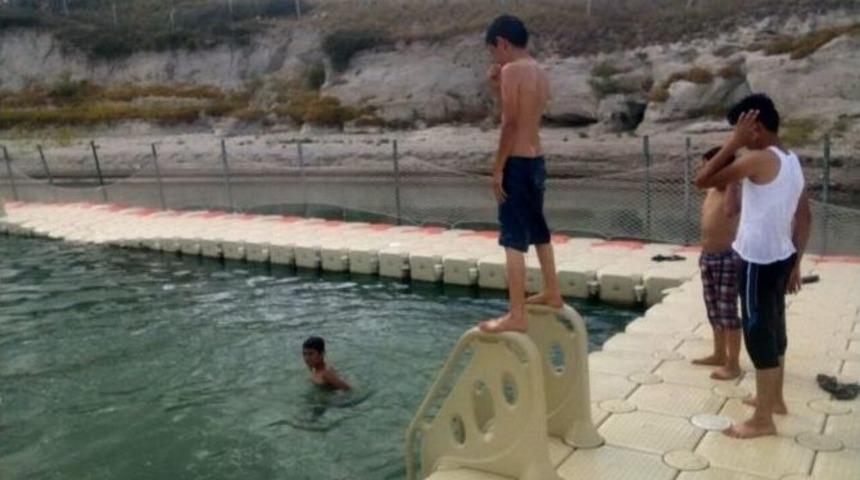 Sıcaktan Bunalanlar Havuzlarda Serinliyor