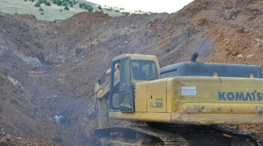 Hayvanlar İçin İki Yıldır Köyün Merasına Su Getirmeye Çalışıyor