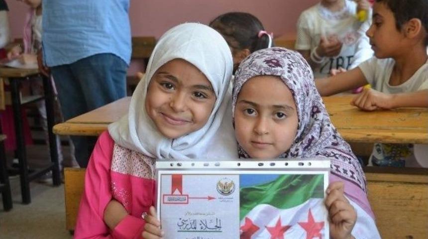 Savaşın &Ccedil;ocukları T&uuml;rkiye&rsquo;de Karnelerini Aldı