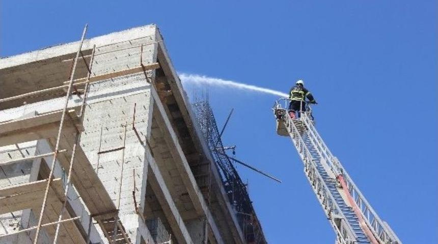 İnşaattaki Kalıp Tahtalar Alev Aldı