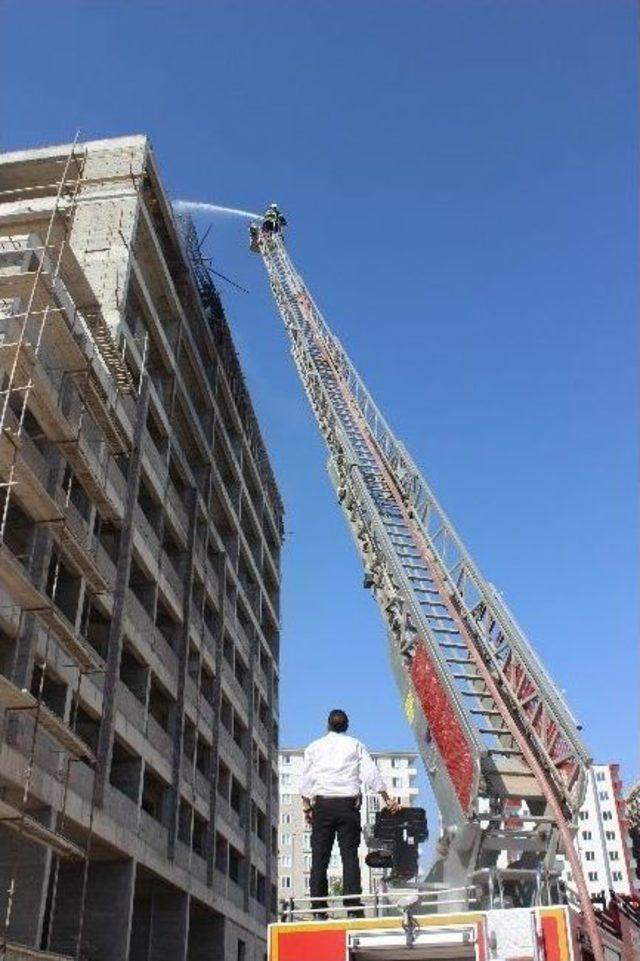 İnşaattaki Kalıp Tahtalar Alev Aldı 1