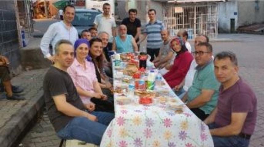 Milletvekili H&uuml;rriyet İftarda Halkın Arasında