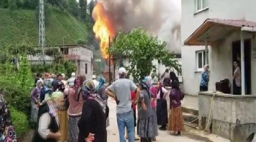 Ev Yangınına Bah&ccedil;e Hortumu İle M&uuml;dahale