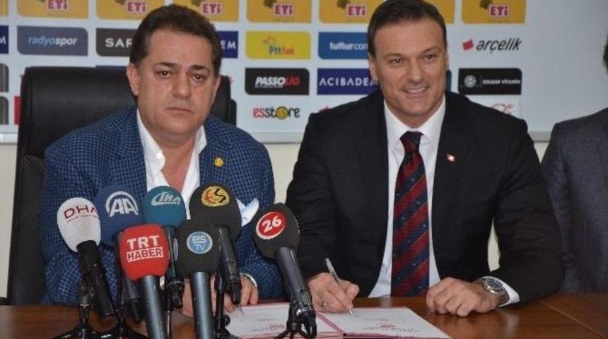 Eski Milli Takım Oyuncusu Alpay &Ouml;zalan, 3 Yıllığına Eskişehirspor&rsquo;da