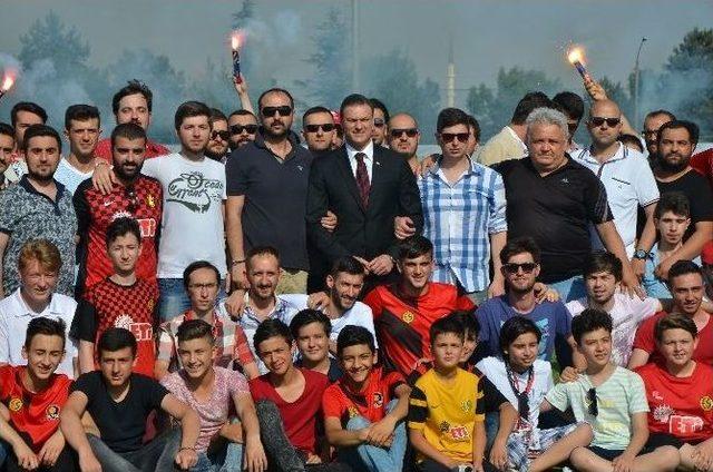 Eski Milli Takım Oyuncusu Alpay Özalan, 3 Yıllığına Eskişehirspor’da