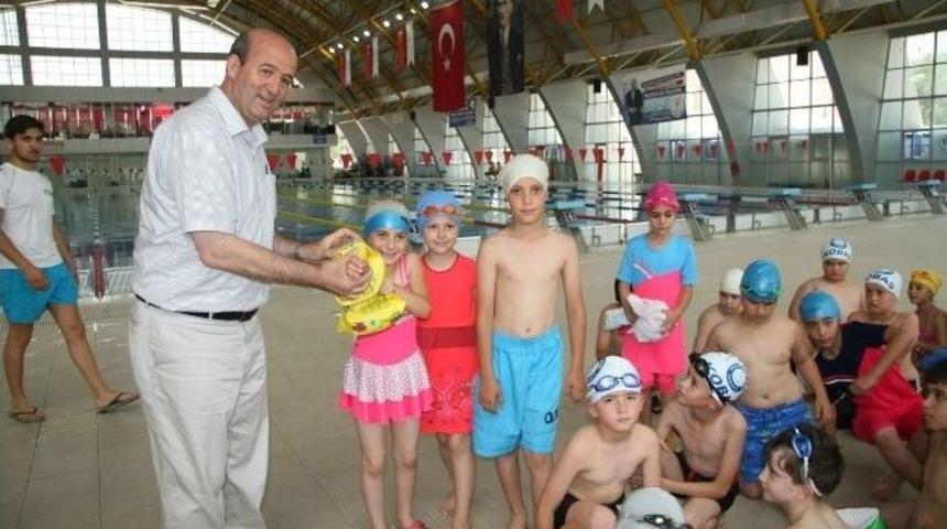 Belediyenin Y&uuml;zme Kursunda Start Verildi