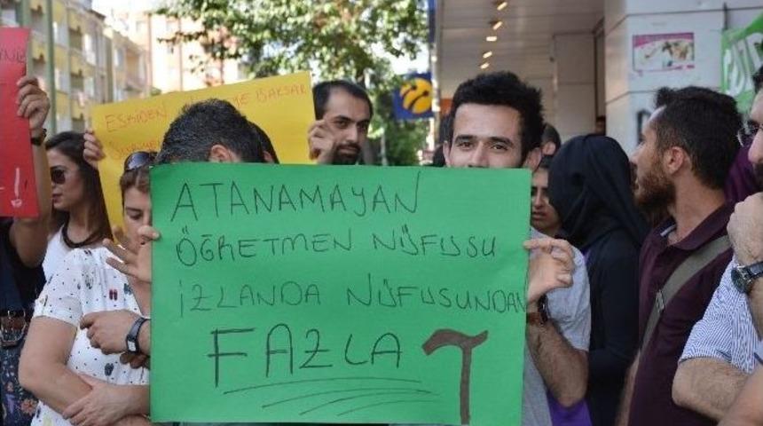 Atanamayan &Ouml;ğretmenler Diyarbakır&rsquo;da Eylem Yaptı