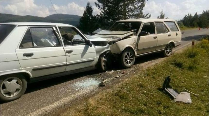 Kastamonu&rsquo;da İki Otomobil &Ccedil;arpıştı: 4 Yaralı