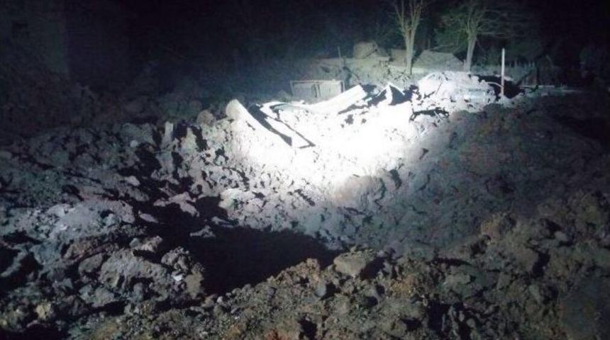 İl&ccedil;e Jandarma Komutanlığına Bombalı Saldırı: 1 &Ouml;l&uuml;, 3 Asker Yaralı