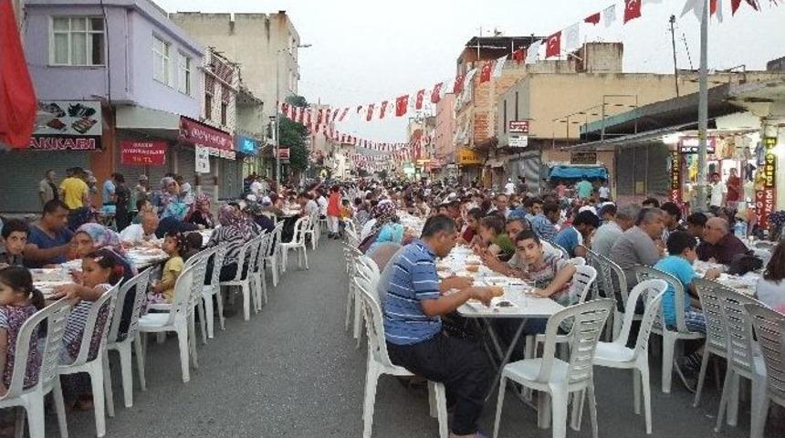 Kadirli De 15 Bin Kişi Sokak İftarında Orucunu A&ccedil;tı