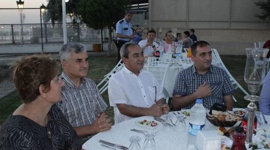 &Ccedil;anakkale Emniyet M&uuml;d&uuml;rl&uuml;ğ&uuml;&rsquo;nden Şehit Ailelerine İftar Yemeği