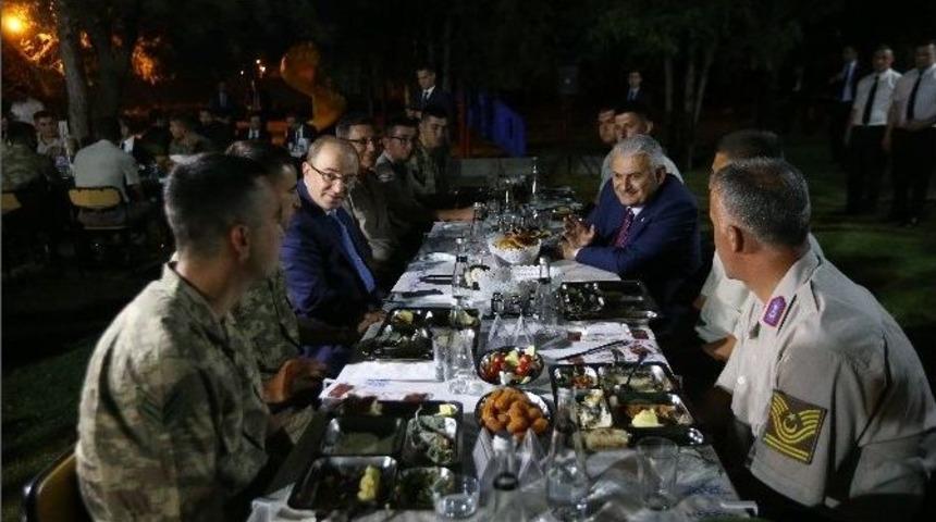 Başbakan Yıldırım Askerlerle İftar Yaptı