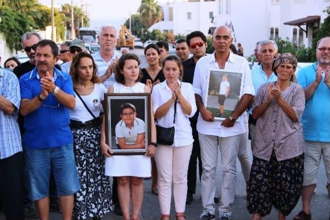 Acılı Anne Baba &Ccedil;ocuklarının &Ouml;ld&uuml;ğ&uuml; Yolu Trafiğe Kapadı