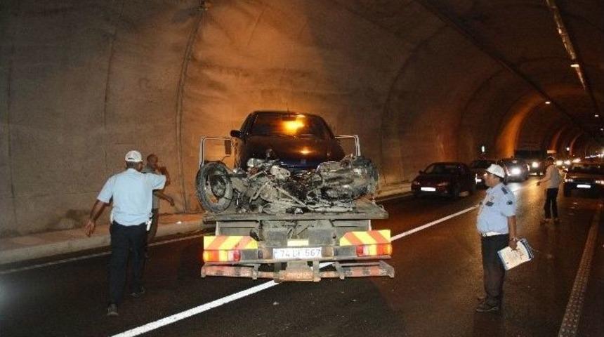 T&uuml;nelde Otomobil İle Motosiklet &Ccedil;arpıştı: 1 Yaralı