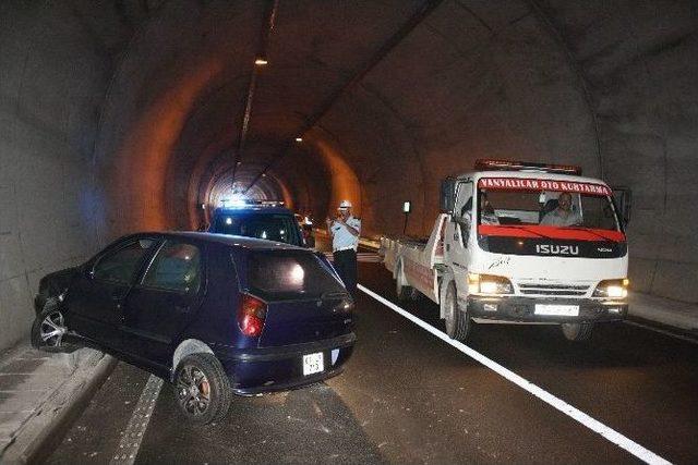 Tünelde Otomobil İle Motosiklet Çarpıştı: 1 Yaralı