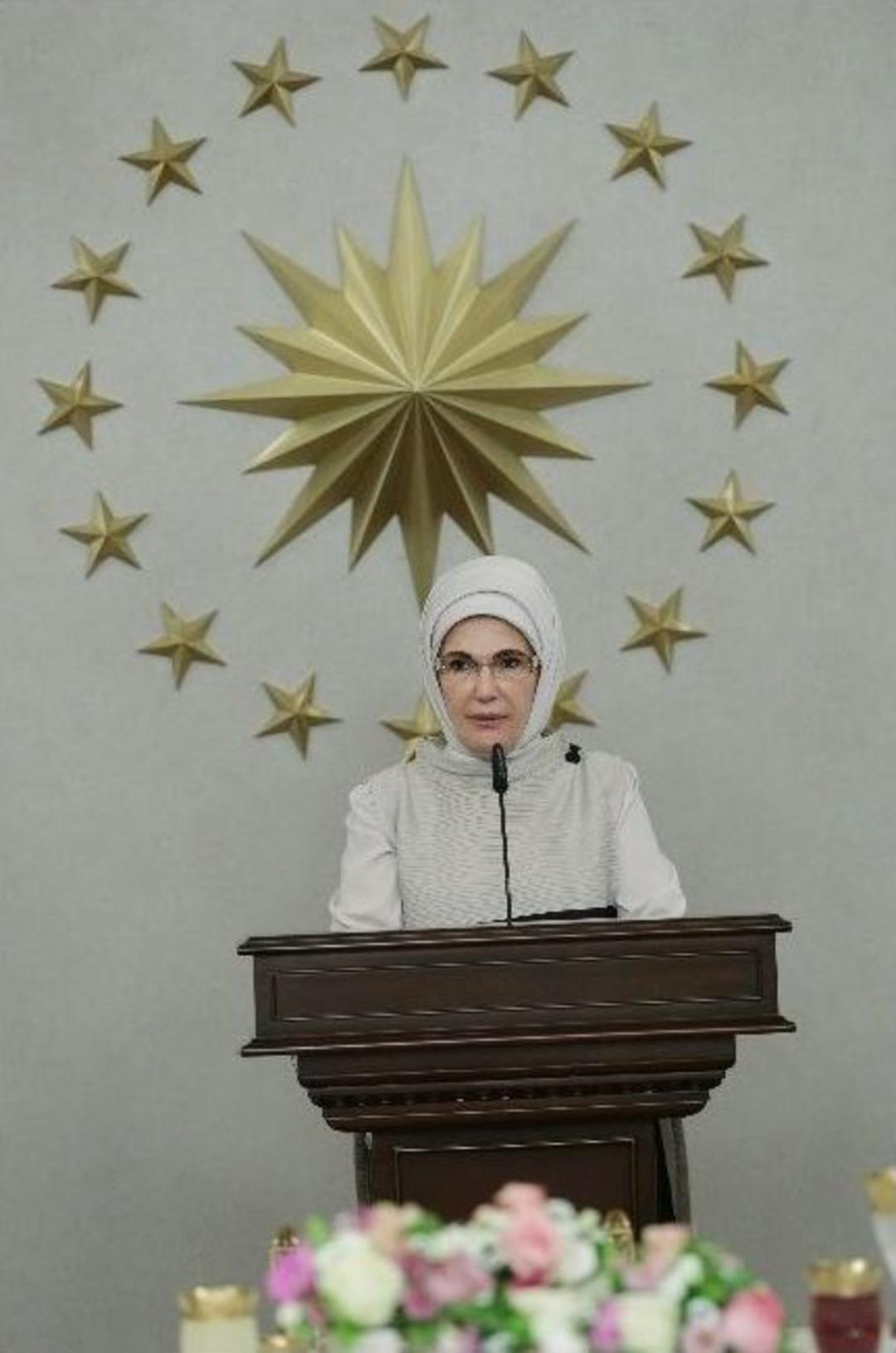 Emine Erdoğan &Ouml;zel Harekat Polisi Eşleri İle İftarda Bir Araya Geldi