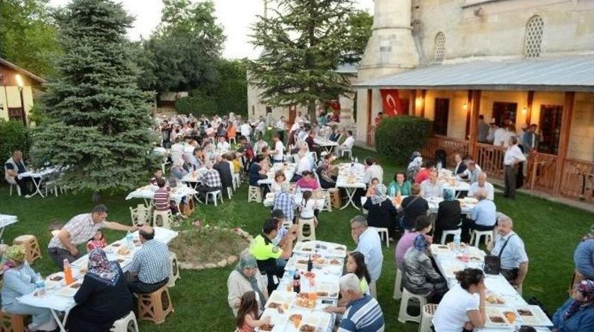 Dar-&uuml;l Hadis Camii&rsquo;nde Anlamlı İftar