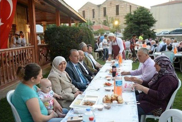 Dar-ül Hadis Camii’nde Anlamlı İftar