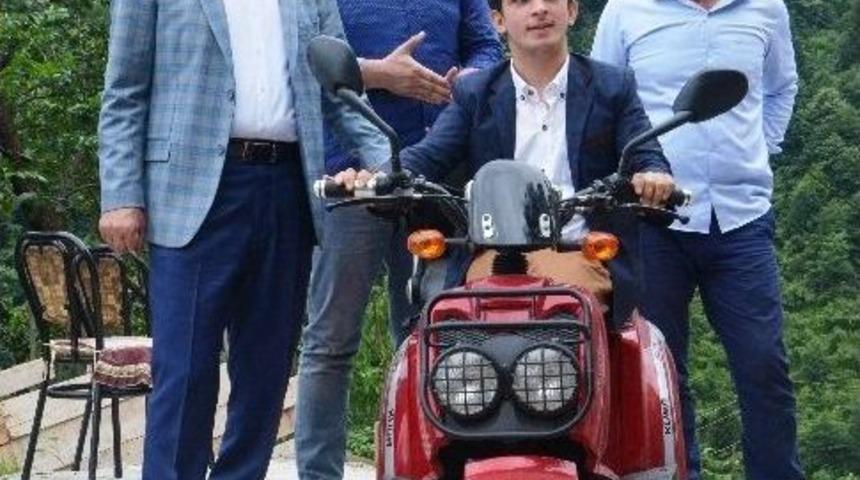 Batuhan Ak&uuml;l&uuml; Arabasına Kavuştu