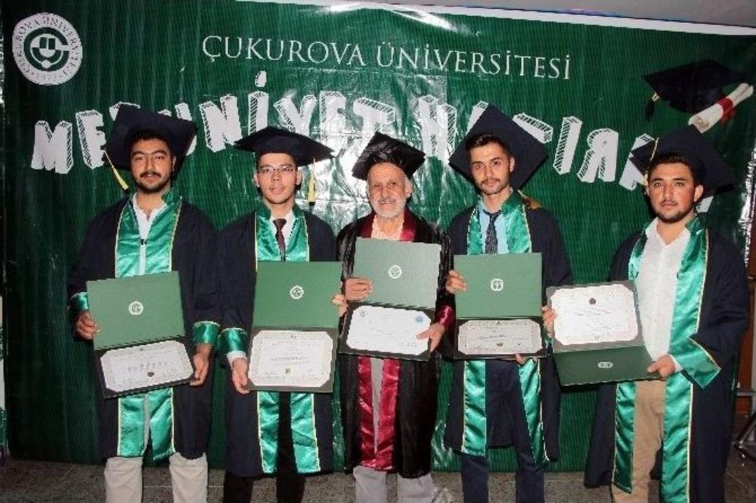 Emekli İmam 70 Yaşında Mezun Oldu, Torunları İle T&ouml;rene Katıldı