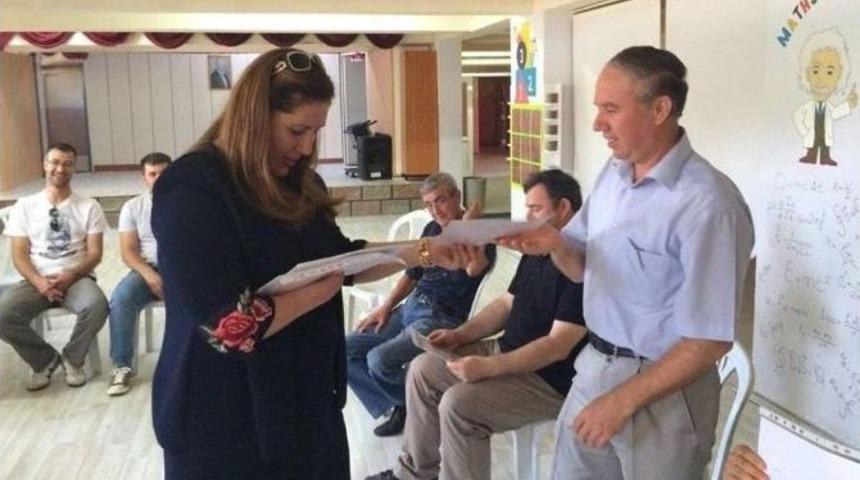 Okuldaki T&uuml;m &Ouml;ğretmen Ve İdareciler Başarı Belgesi İle &Ouml;d&uuml;llendirildi