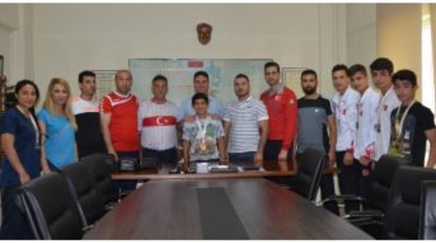 Ataşbak, Başarılı Wushucuları Kabul Etti