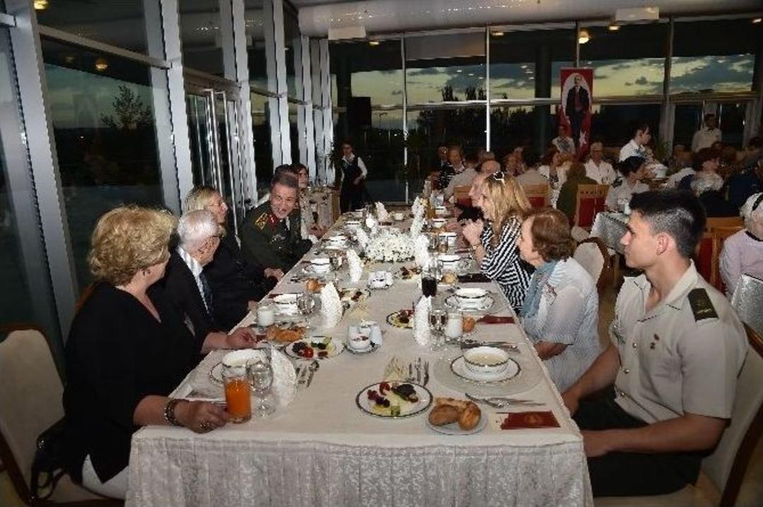 Generkurmay Başkanı Orgeneral Akar, Tsk Emekli Personel Ve Aileleri Onuruna D&uuml;zenlenen İftara Katıldı