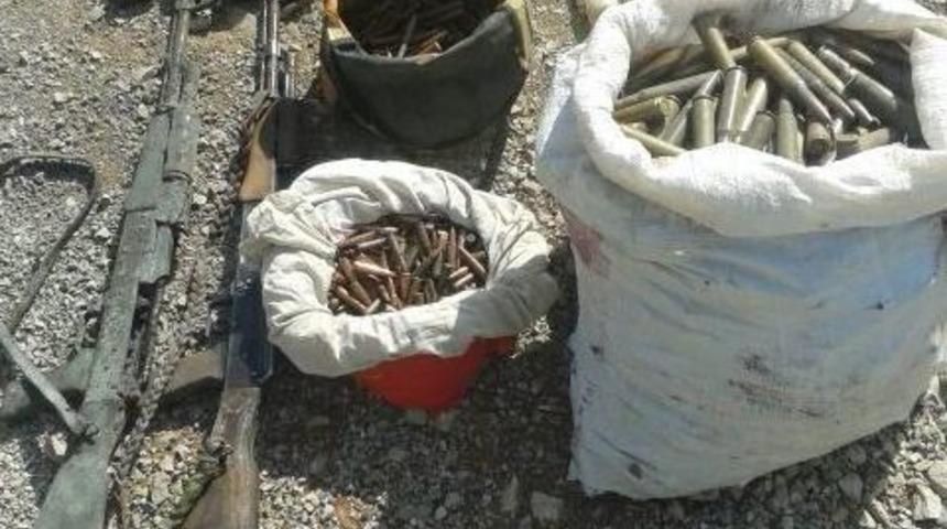 Hakkari&rsquo;de Bir Mağarada İki Ter&ouml;rist Cesedi İle M&uuml;himmat Ele Ge&ccedil;irildi