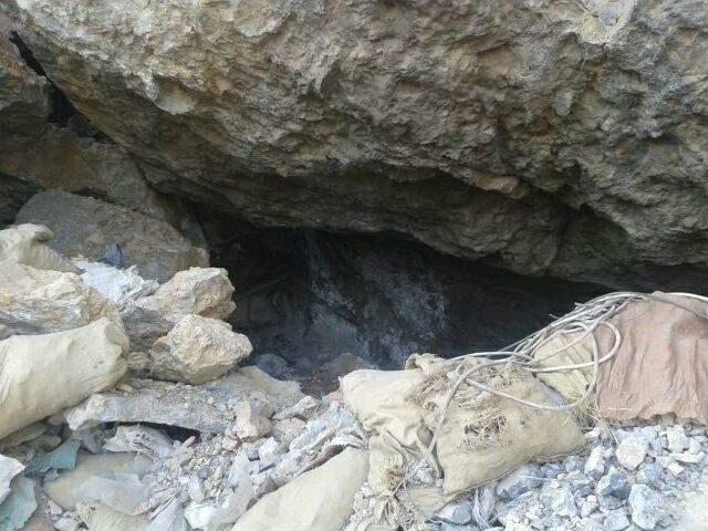 Hakkari’de Bir Mağarada İki Terörist Cesedi İle Mühimmat Ele Geçirildi